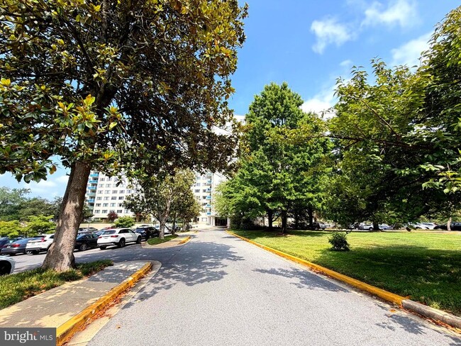 Building Photo - 10201 Grosvenor Pl
