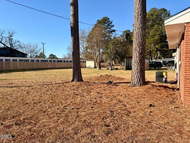 Building Photo - 910 E Divine St