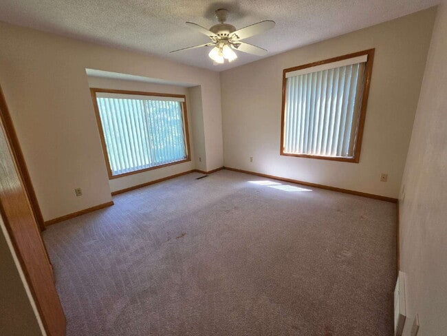 Building Photo - 4 Bedroom 2 Bathroom Home on 5 Acres with Shop, New Deck & Attached Garage
