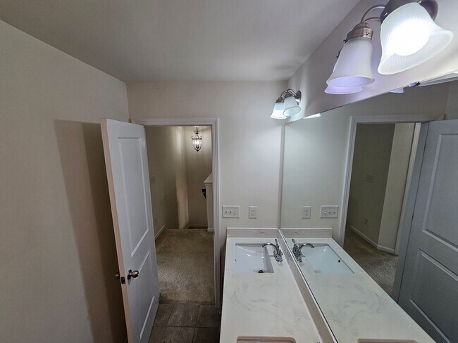 Building Photo - Well Maintained Large townhome in Steele Creek