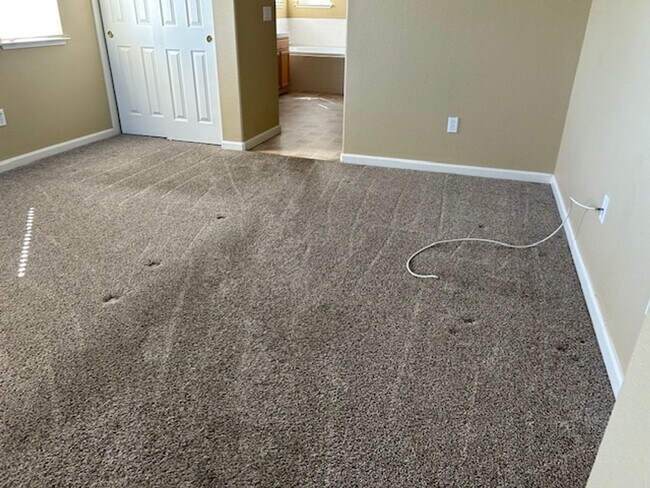 Building Photo - Spacious 4 bedroom, 2.5 Bathroom Available...