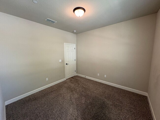 Building Photo - Lovely SE Tulare available now!