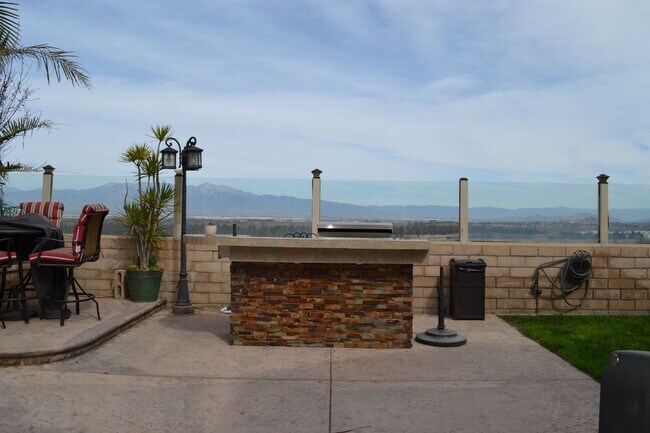 Building Photo - HOME WITH VIEW CORONA