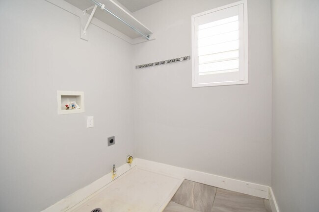 Building Photo - Spacious and Bright 5 Bed 3.5 Bath in Riverton!!