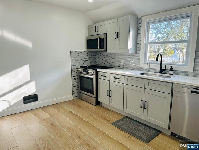 Building Photo - 11 Raymond Pl