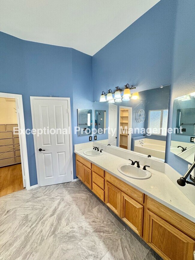 Building Photo - Ready to move in 4 bed 3 bath pool home