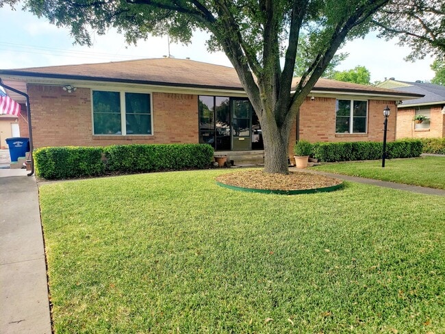 Building Photo - 2 Bedroom, 2 Bath Duplex in Lochwood
