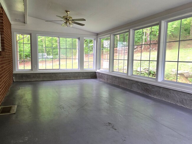 Building Photo - Roomy 3br country home with a sunroom!