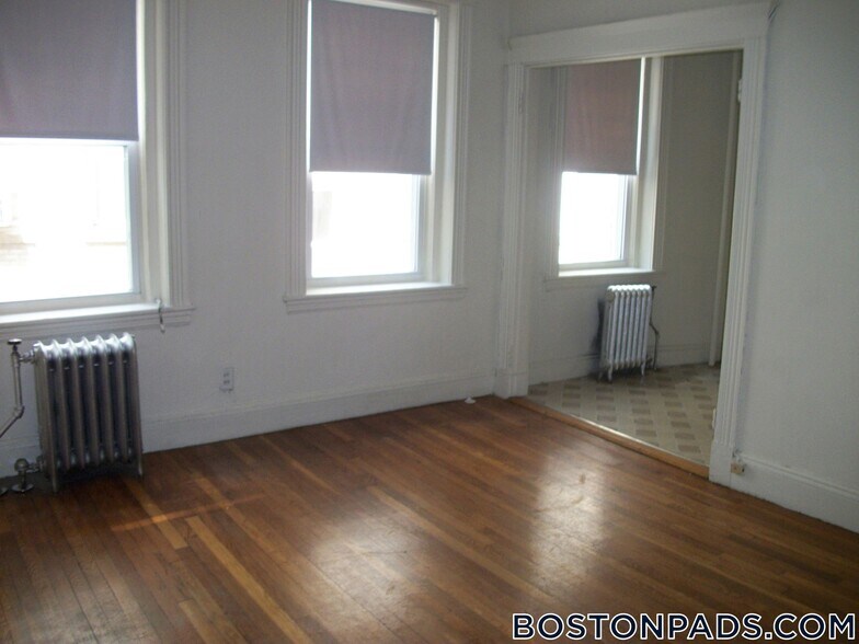 Building Photo - 231-235 Park Dr
