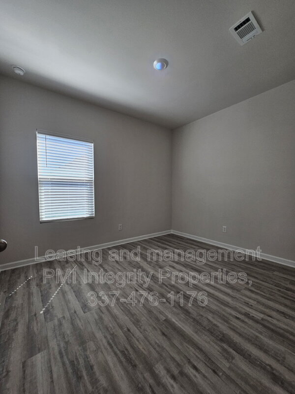 Building Photo - 932 Renova Dr