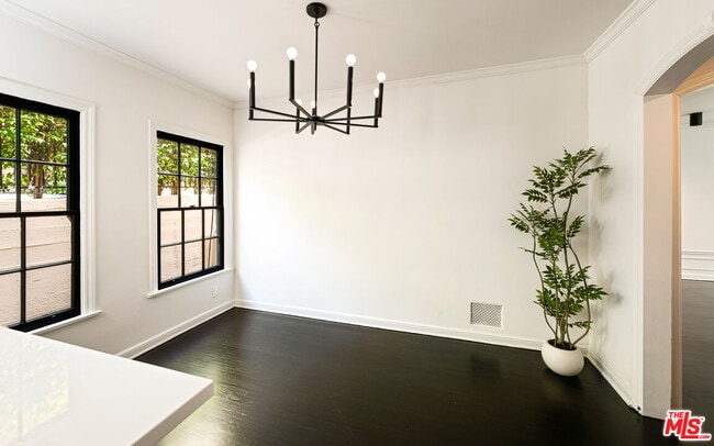 Building Photo - 1954 Hillcrest Rd