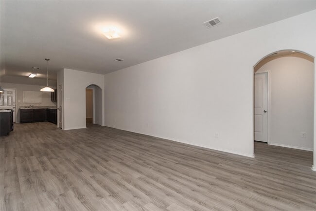 Building Photo - 17466 Linthorne St