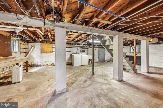 Building Photo - 526 N Ivy St