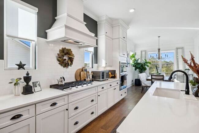 Building Photo - Luxurious living space *Fully furnished an...