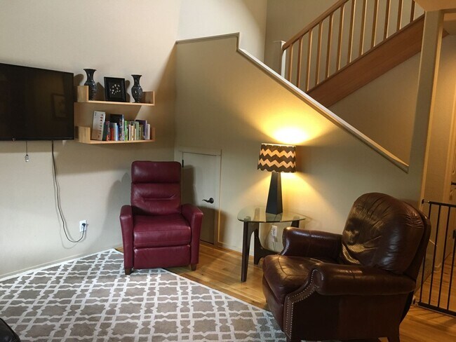 Building Photo - NW 3x2 townhome with primary bedroom on the main level