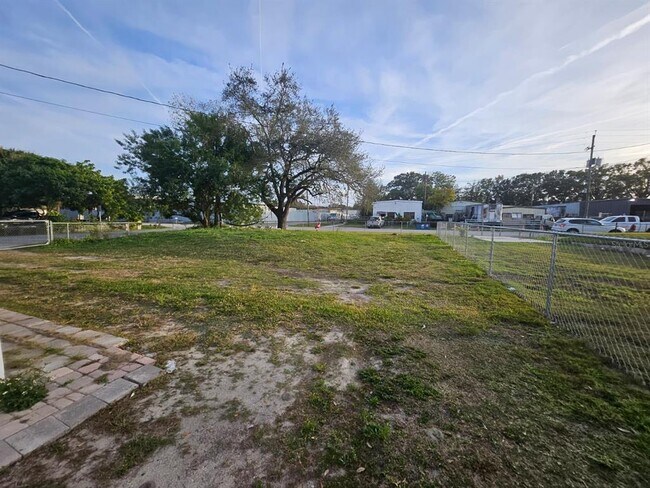 Building Photo - 129 4th St