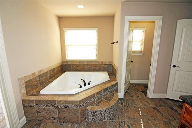 Building Photo - 3108 SW Oakleigh Rd