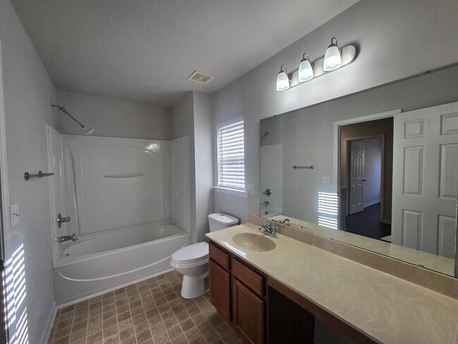 Building Photo - Beautiful 3 Bed 3 Bath Home in Amberly – Prime Triangle Location!