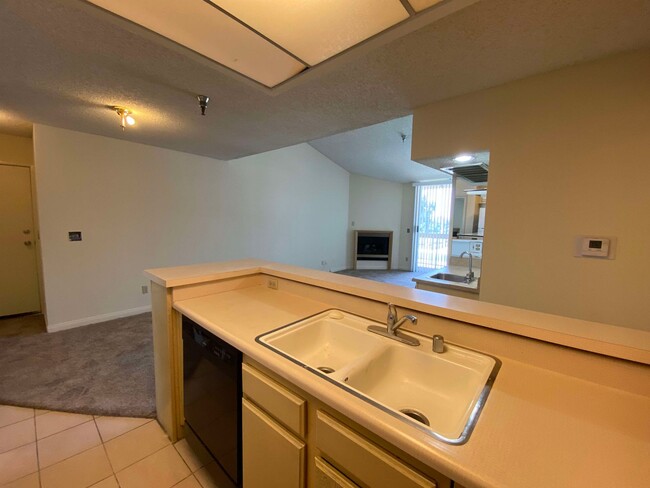 Building Photo - Spacious Condo 1 bed + 1 bath in North Hol...