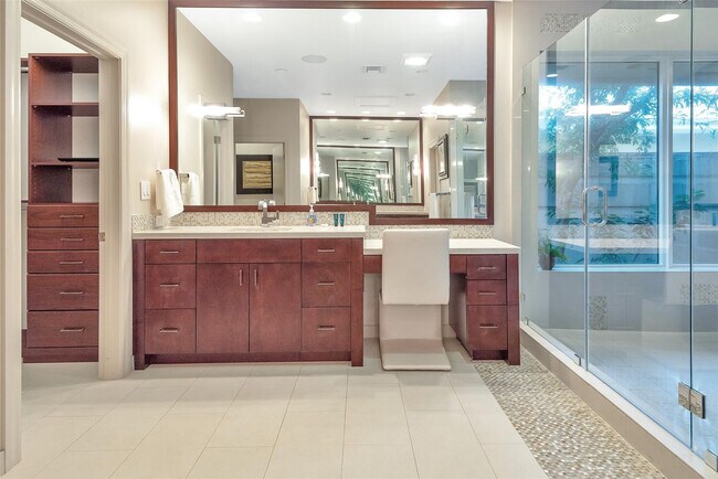 Building Photo - 3050 NE 43rd St