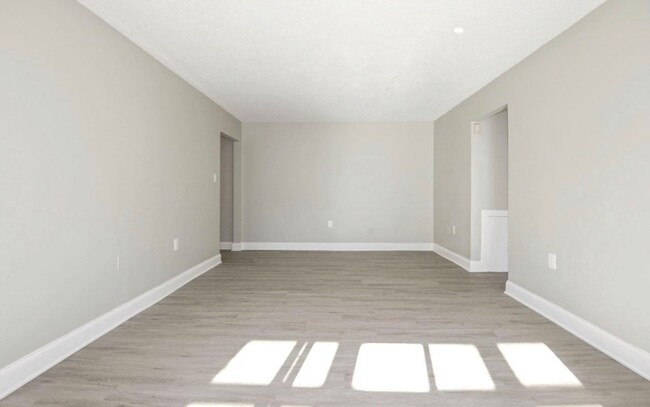 Building Photo - Renovated Herndon Condo