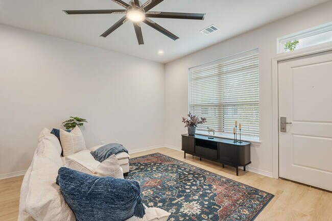 Building Photo - 208 Richards St