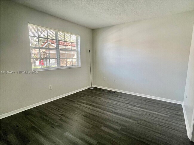 Building Photo - 100 SW 117th Terrace