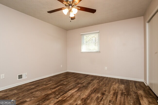 Building Photo - 537 Plainville Dr SW