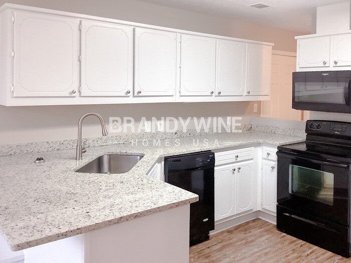 Building Photo - 657 McKenzie Cir