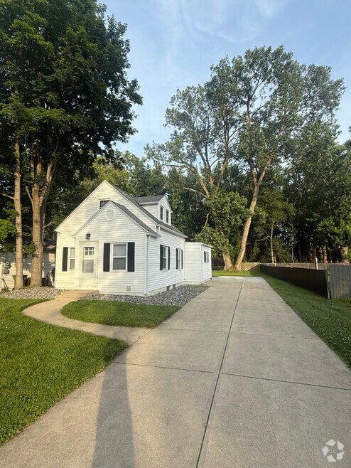Building Photo - 36370 S Riverview Dr