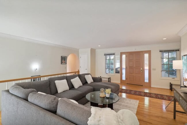 Building Photo - 2908 Lakemont Dr