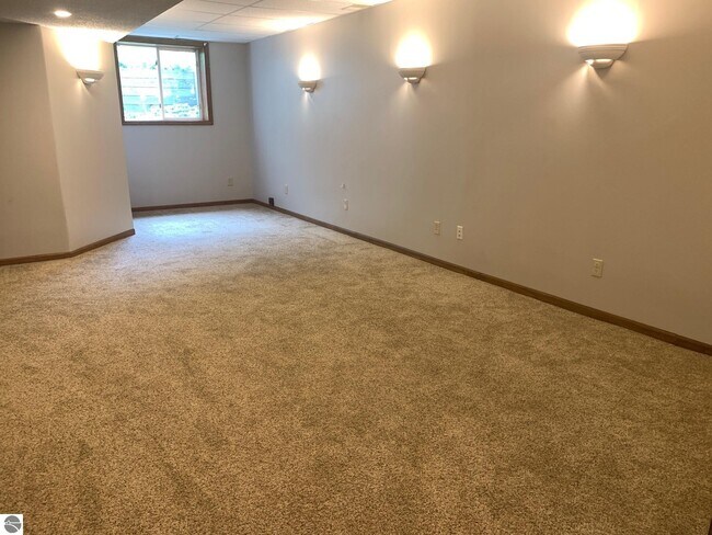Building Photo - 1631 Eastpointe Dr
