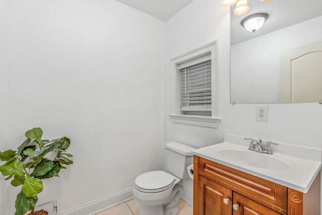 Building Photo - 1922 Montrose St