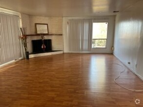 Building Photo - 2 Bedroom 1 Bath Duplex for Rent with Util...