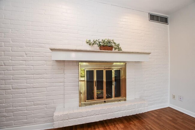 Building Photo - 2824 Briarhurst Dr