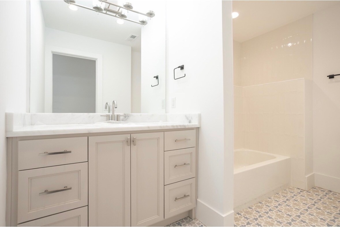 Building Photo - 113 McCall St