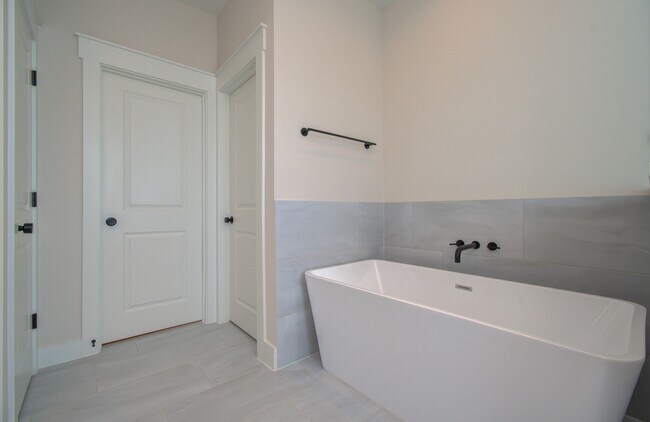 Building Photo - 5309 Donovan Gdns Ln