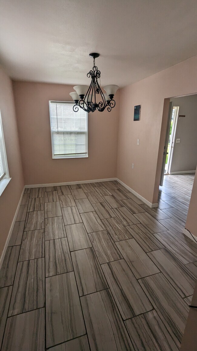 Building Photo - 1007 Della Ave