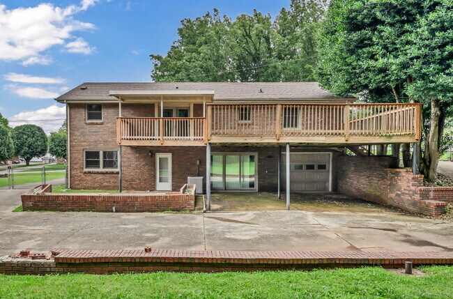 Building Photo - Wonderful 3 bed 2 bath with a modern interior
