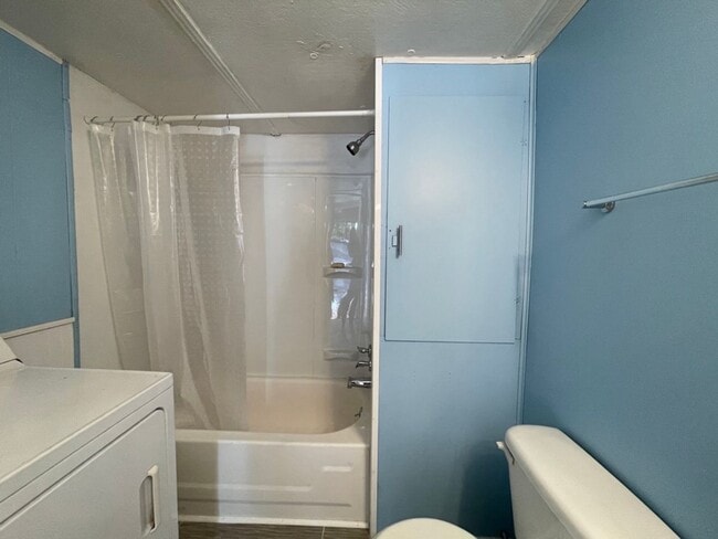 Building Photo - Updated 3 bedroom, 1.5 bath Home FOR RENT ...