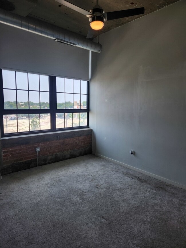 Building Photo - 3963 W Belmont Ave