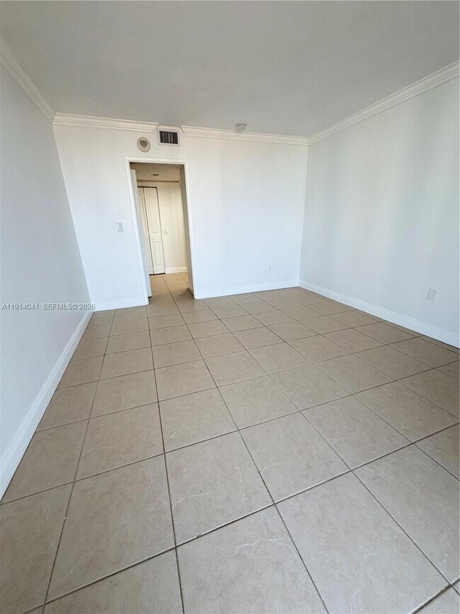 Building Photo - 3701 N Country Club Dr
