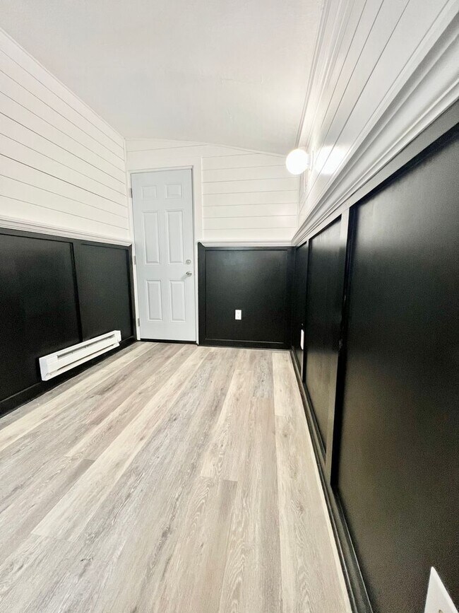 Building Photo - 3 Bedroom 2 Bath City Home Available