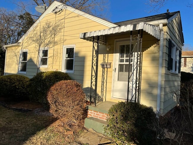 Building Photo - Renovated 2 BR Convenient to Battleground