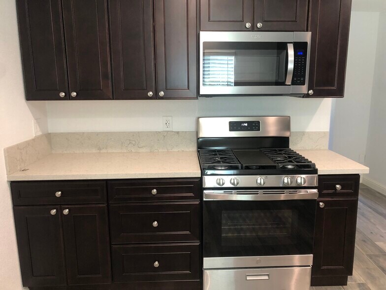 Building Photo - 648 Jefferson Ave