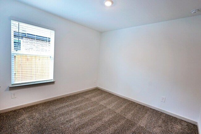 Building Photo - 5034 Pine Haven Lane