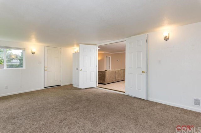 Building Photo - 5 Bedroom 2 Bath