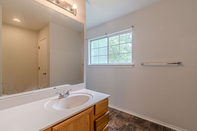 Building Photo - 164 Springtree Hollow