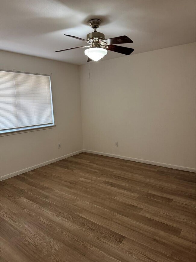 Building Photo - 2207 N Cannes Dr