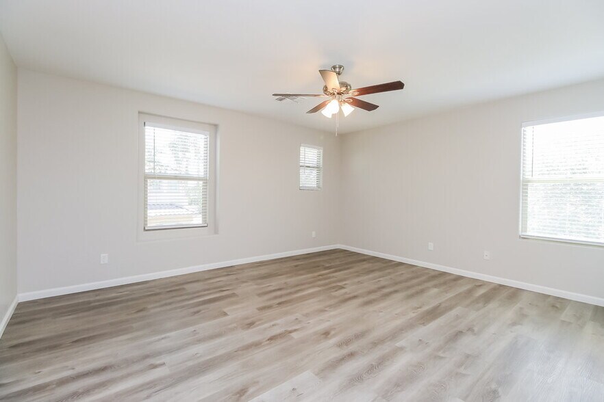 Building Photo - 899 S Pheasant Dr